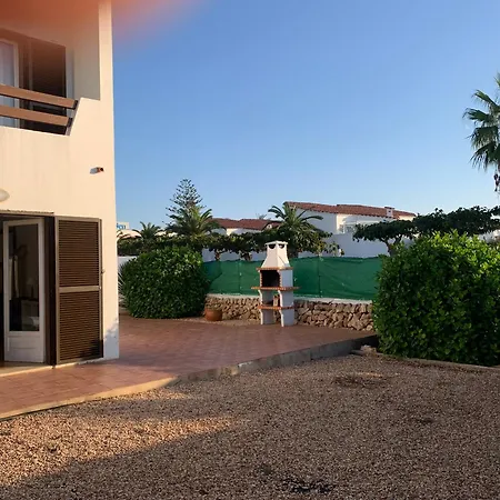 Gran Casa Con Bonito Jardin